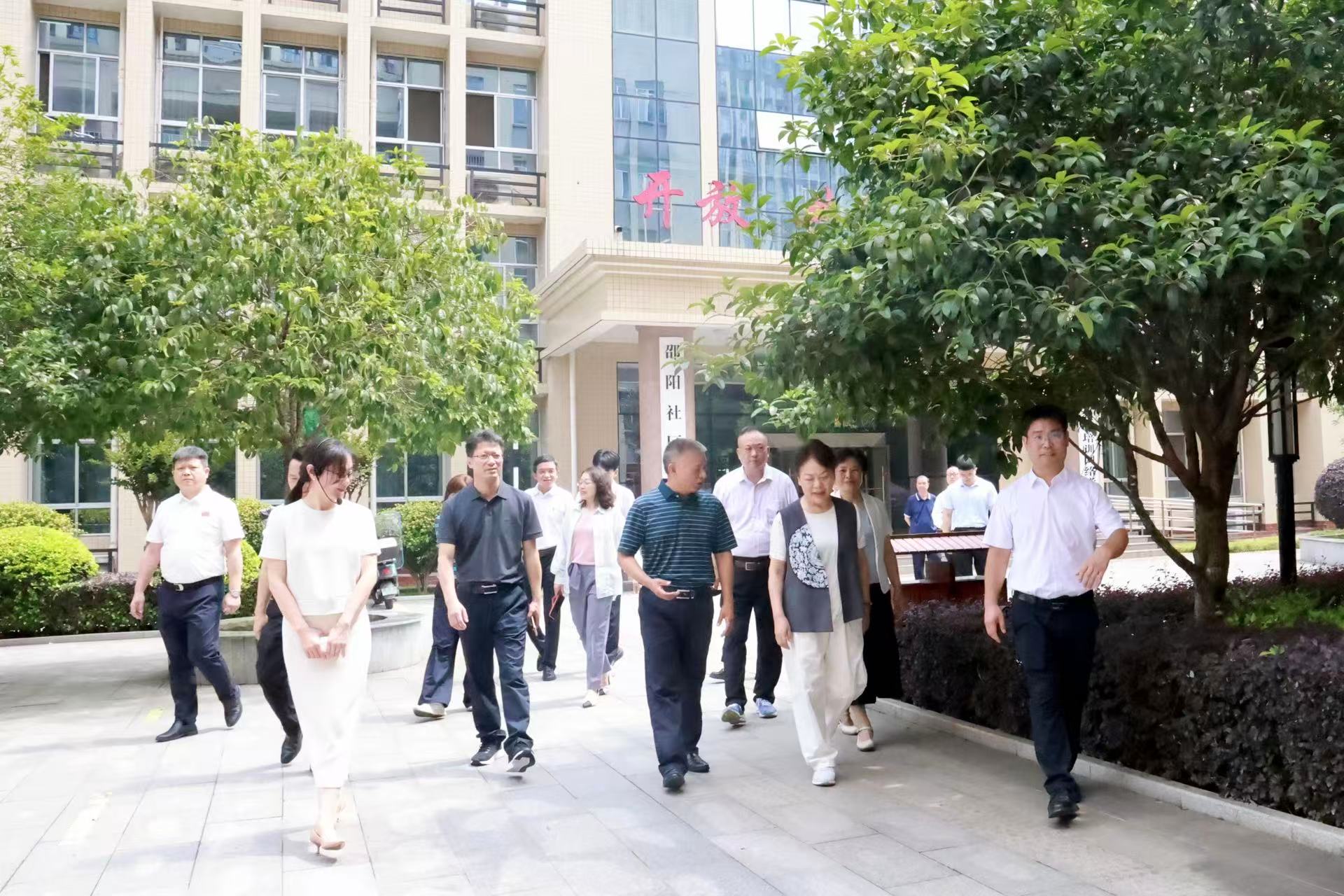 省人大常委會(huì)委員、社會(huì)委副主任委員唐白玉蒞臨邵陽(yáng)開(kāi)放大學(xué)調(diào)研..